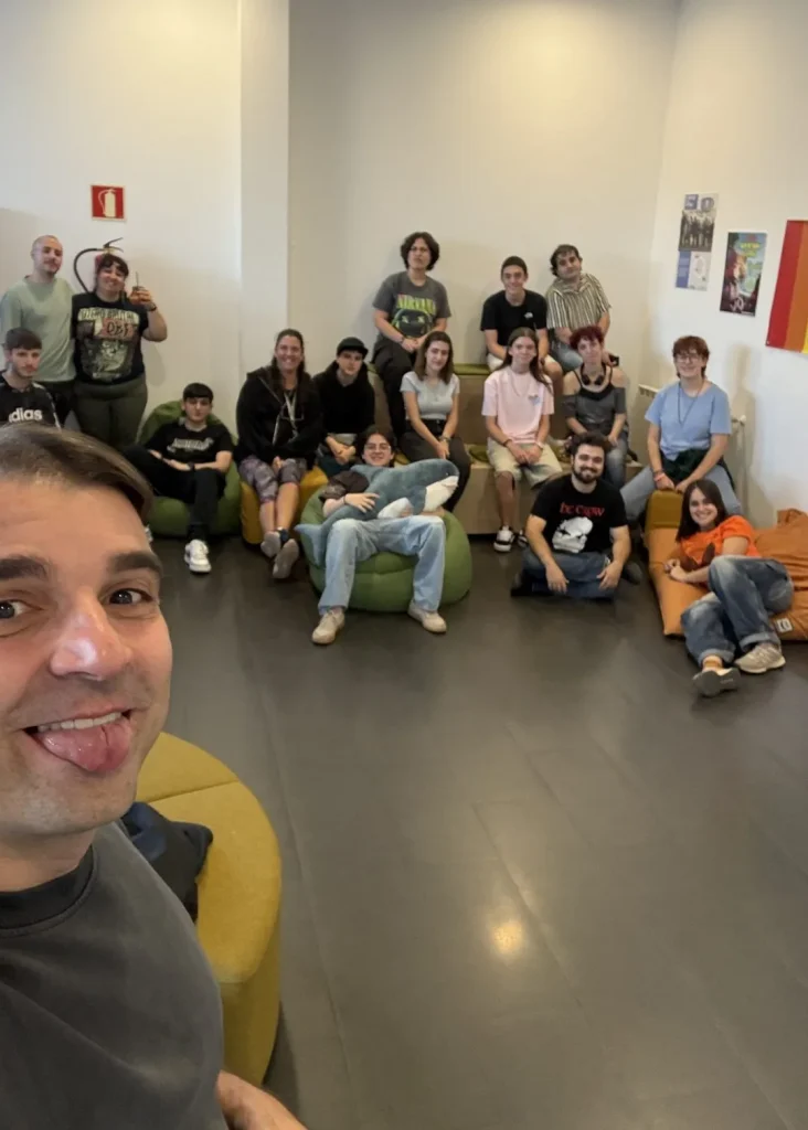 Group selfie with young people gathered in an indoor activity space in Avilés